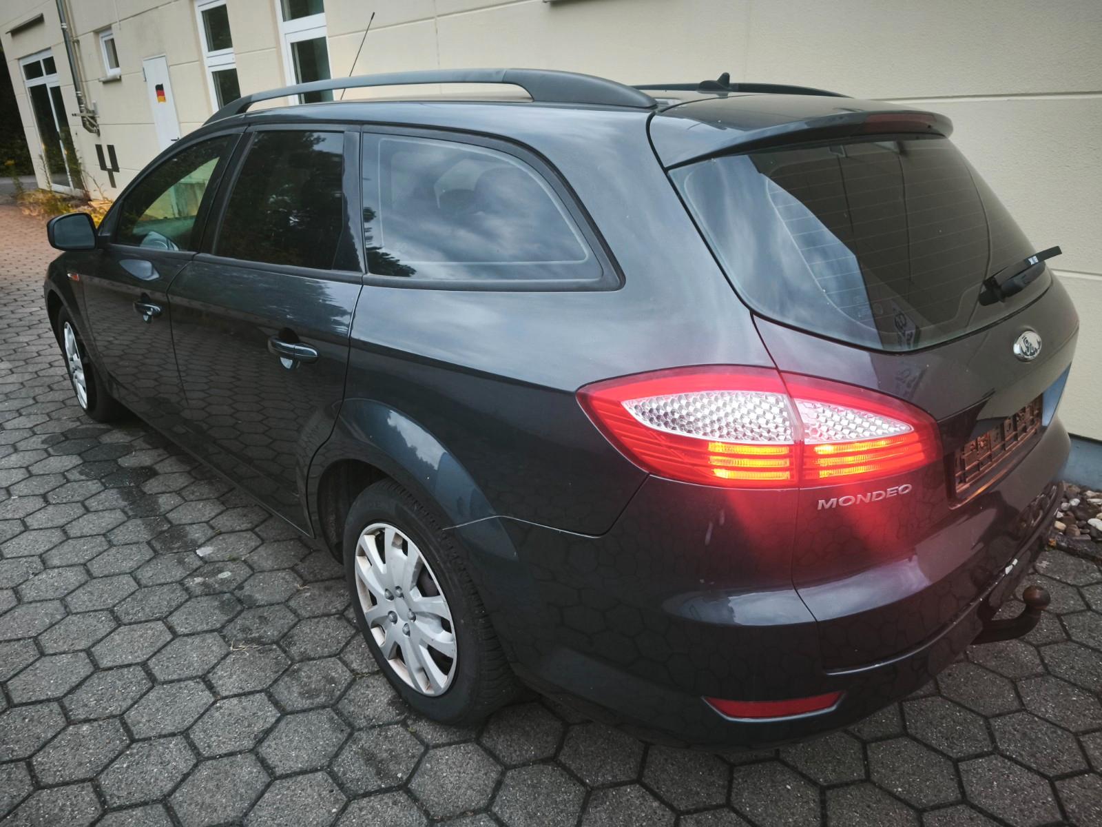 Ford Mondeo 2010 — rear view