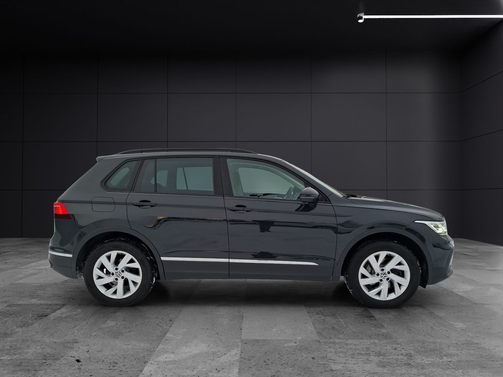 Fahrzeugabbildung Volkswagen Tiguan TDI Life DSG 4M Standhzg Matrix Navi AID