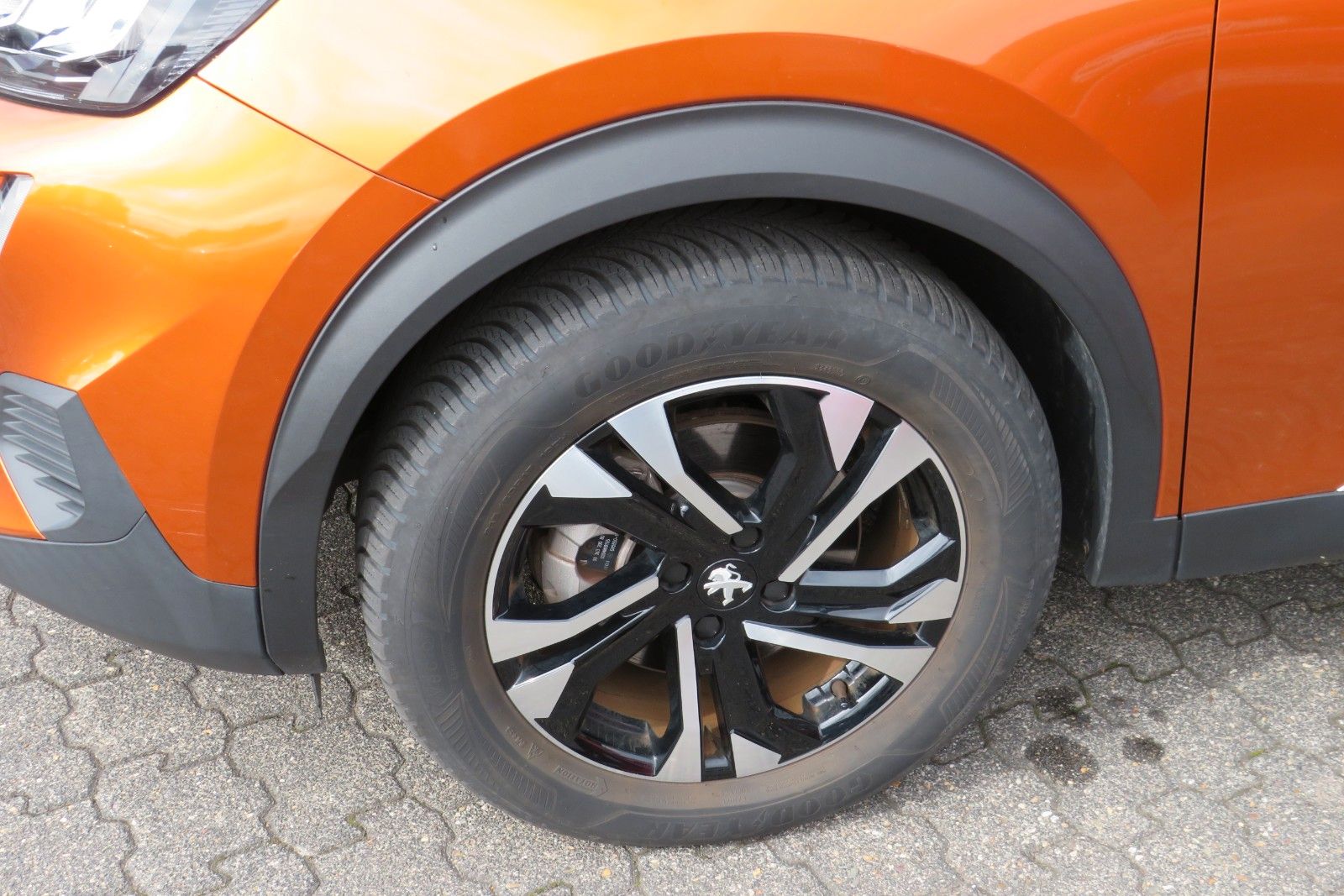 Fahrzeugabbildung Peugeot 2008-E ALLURE APP-CONNECT PDC GRA TELVOR 1.Hd