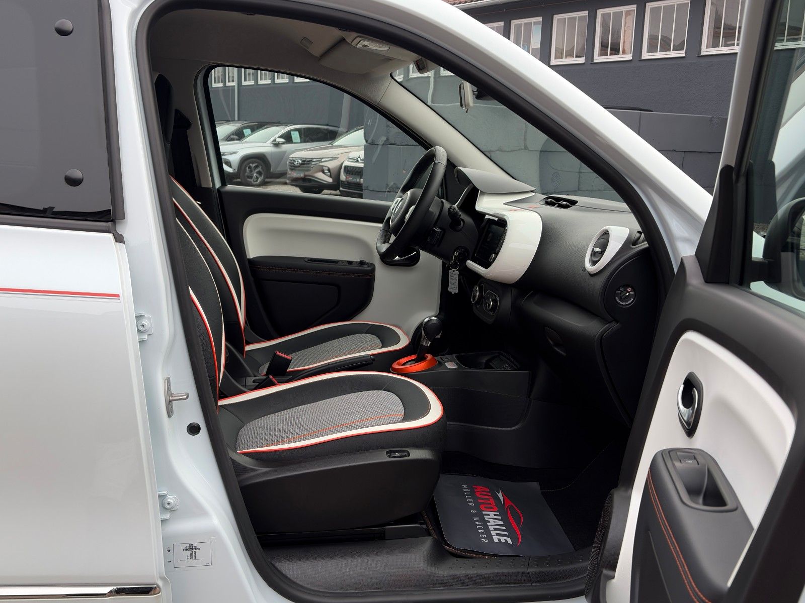 Fahrzeugabbildung Renault Twingo Vibes Electric Tempomat Carplay CAM SHZ