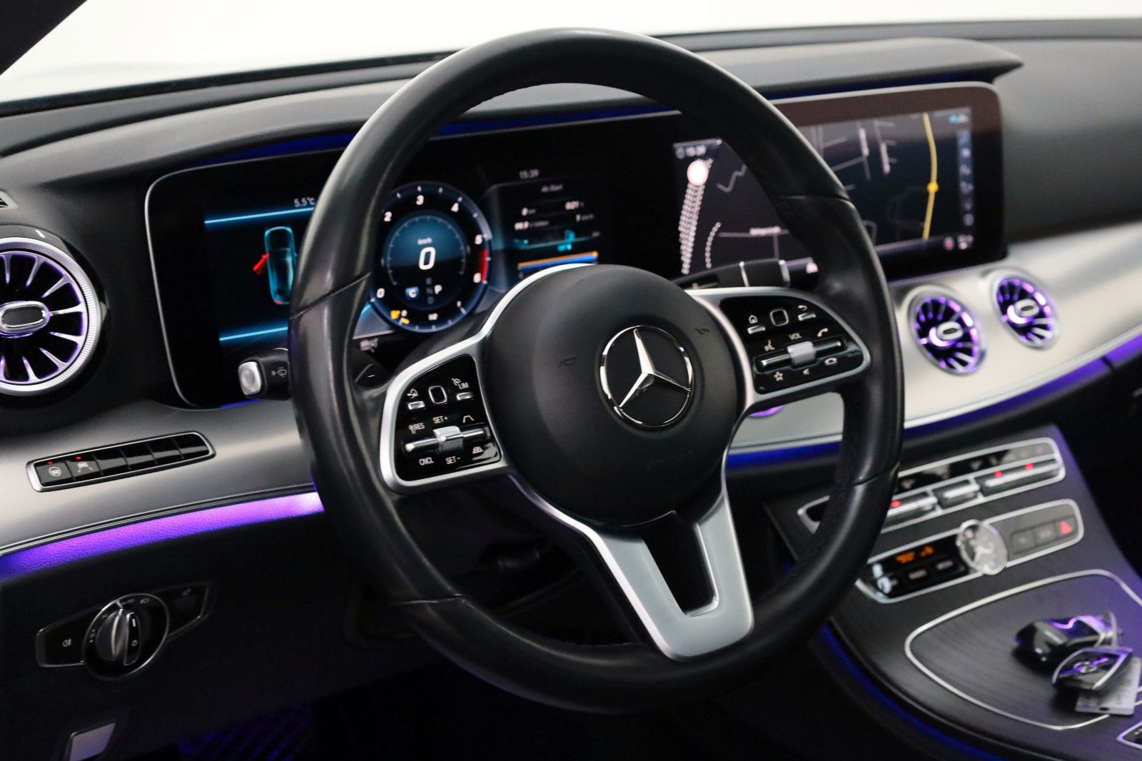 Fahrzeugabbildung Mercedes-Benz E 300 d Coupe,Avantgarde,Panorama,ACC,AHK el,20"