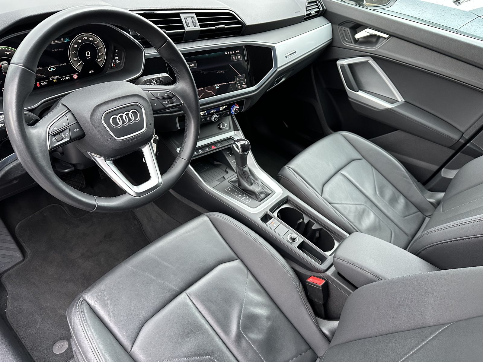Fahrzeugabbildung Audi Q3 45 TFSI e S-Line NAV+LED+VCOCK+DAB+SHZ+1HD+PP
