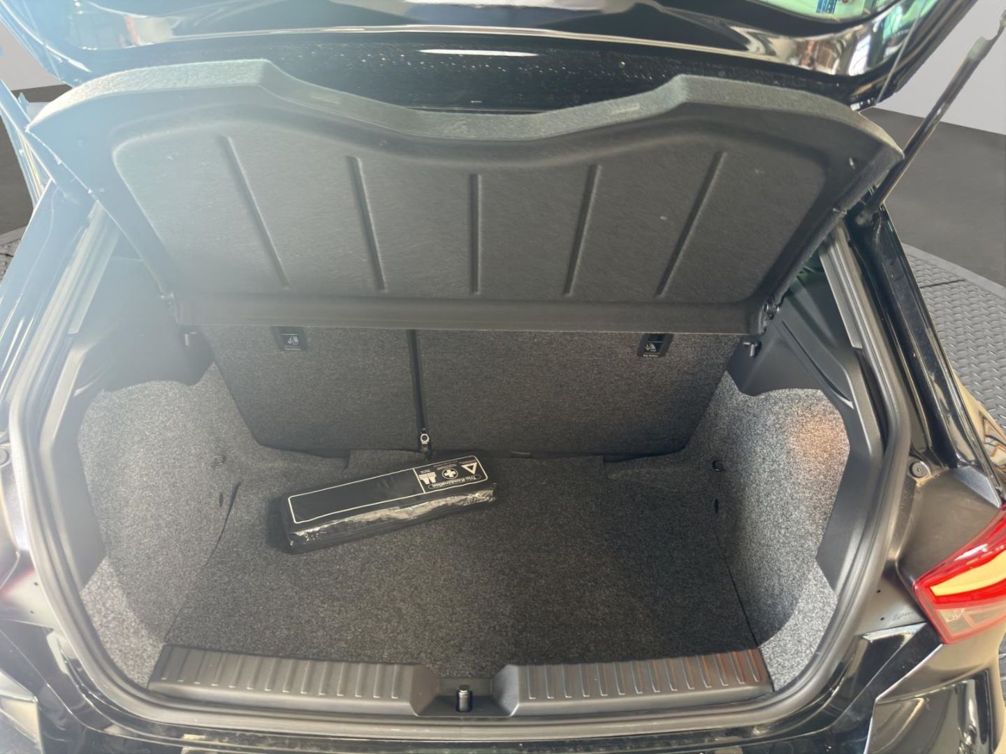 Fahrzeugabbildung SEAT Ibiza 1.0 TSI 85 kW FR Navi Dig. Cockpit LED ACC