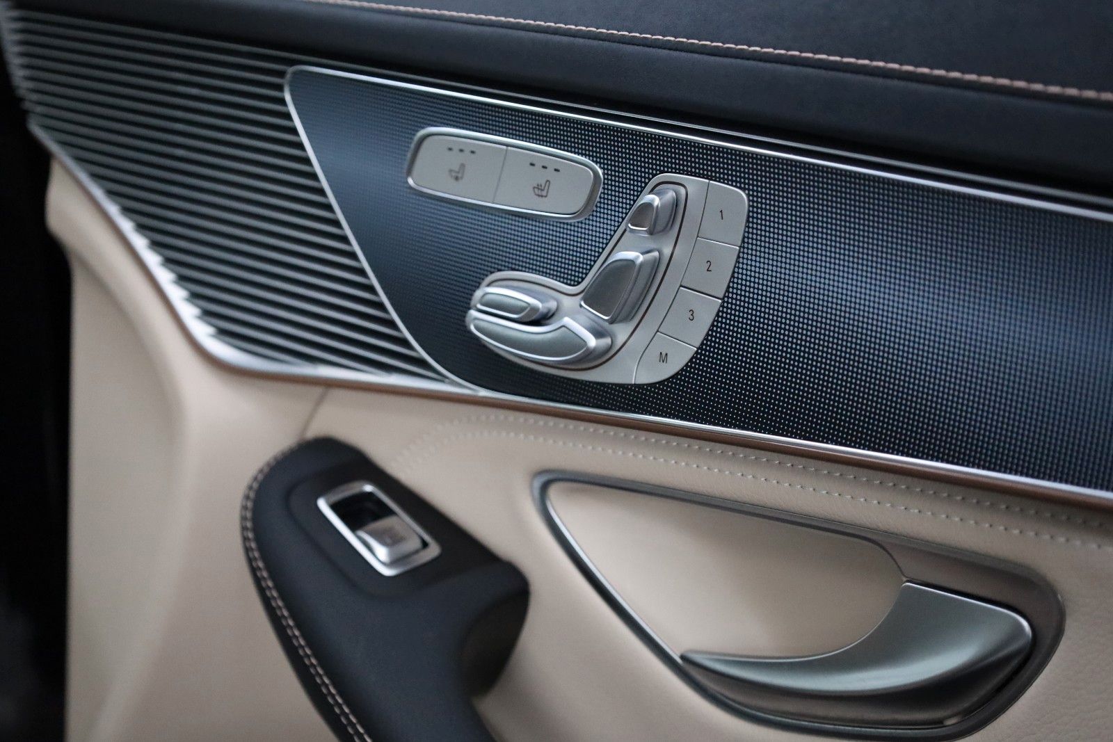 Fahrzeugabbildung Mercedes-Benz EQC 400 4M,Leder,HUD,360°Kam.,SD,ACC,Sitzlüftung