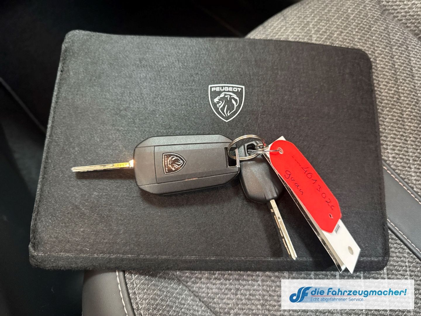 Fahrzeugabbildung Peugeot 208 Allure Navi Digitales Cockpit LED Apple CarP