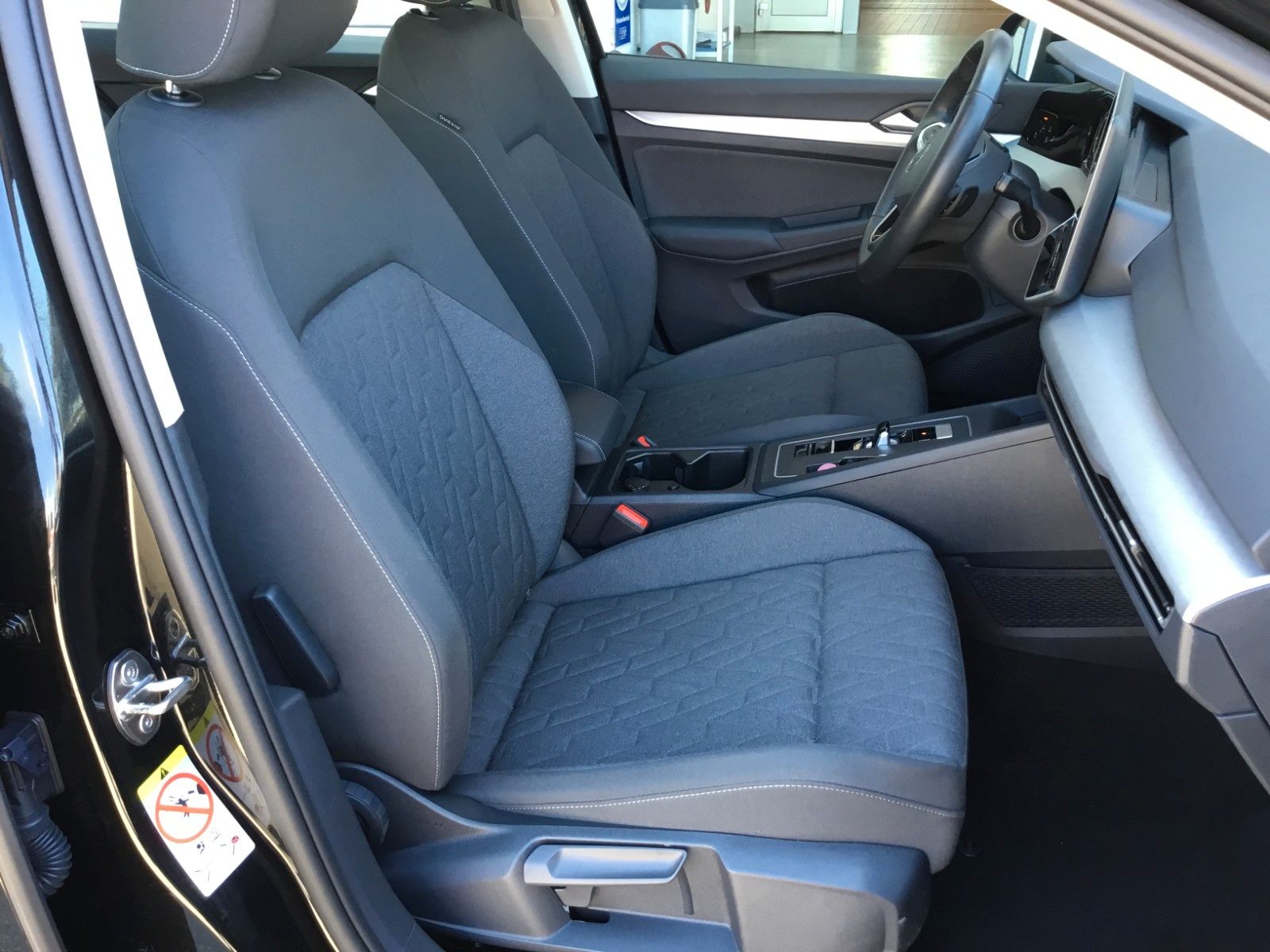 Fahrzeugabbildung Volkswagen Golf 1.5 eTSI DSG Life+AHK+LED+Kamera+Navi