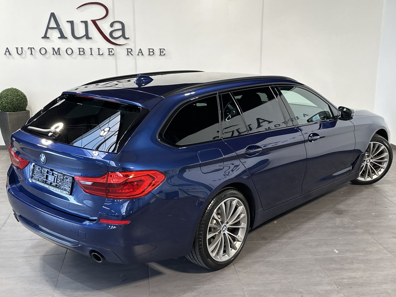 Fahrzeugabbildung BMW 530d Touring Sport-Line NAV+LED+19ZO+ACC+LC+H&K