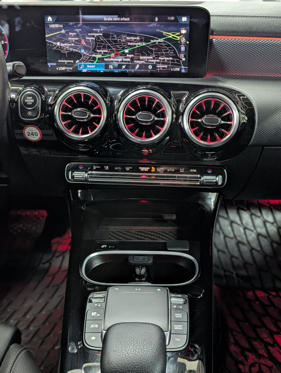 Fahrzeugabbildung Mercedes-Benz CLA 220 d SB MULTIBEAM LEDER DISTR HIGHEND 18