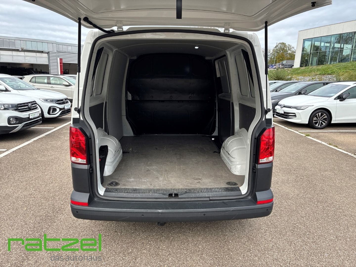 Fahrzeugabbildung Volkswagen T6.1 Transporter Kasten KR 2.0 TDI AHK Navi Kame