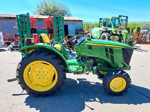 John Deere NEW! 3028 EN 4X4