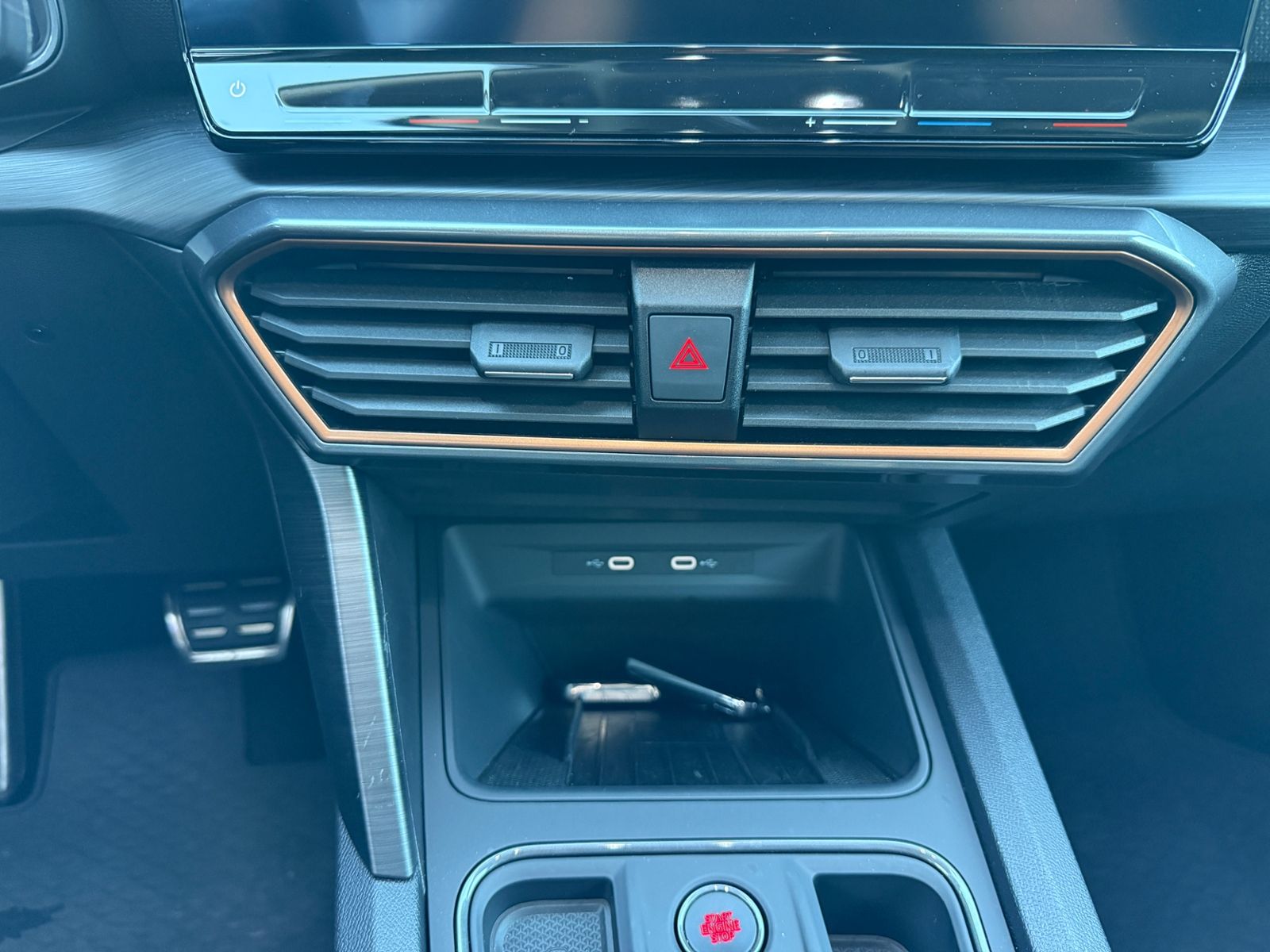 Fahrzeugabbildung CUPRA Leon 1.4 e-Hybrid VZ SHZ NAVI DAB