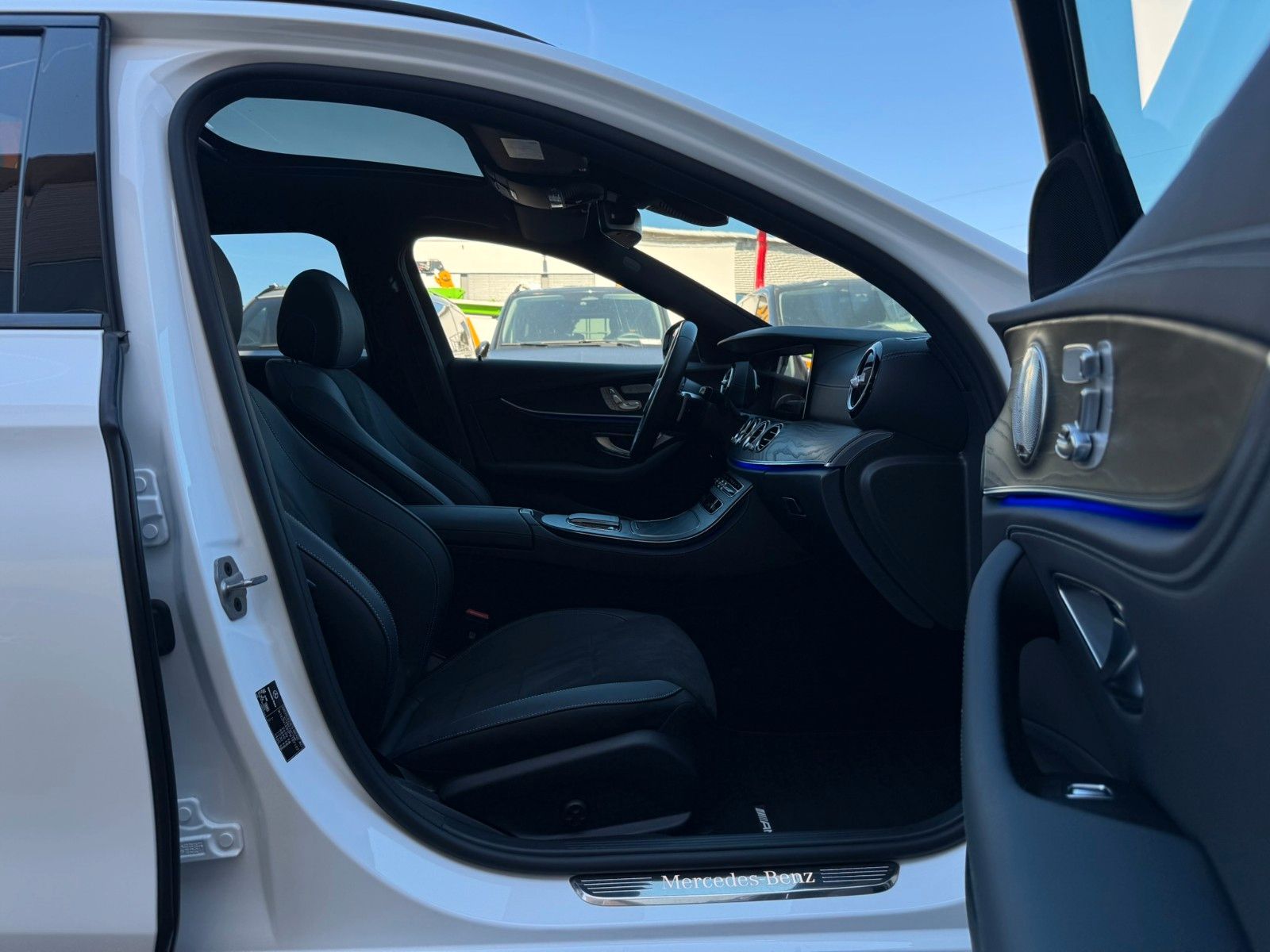 Fahrzeugabbildung Mercedes-Benz E 300 d  T 4M AMG HUD+PANO+AHK+Burm+Distr+360°
