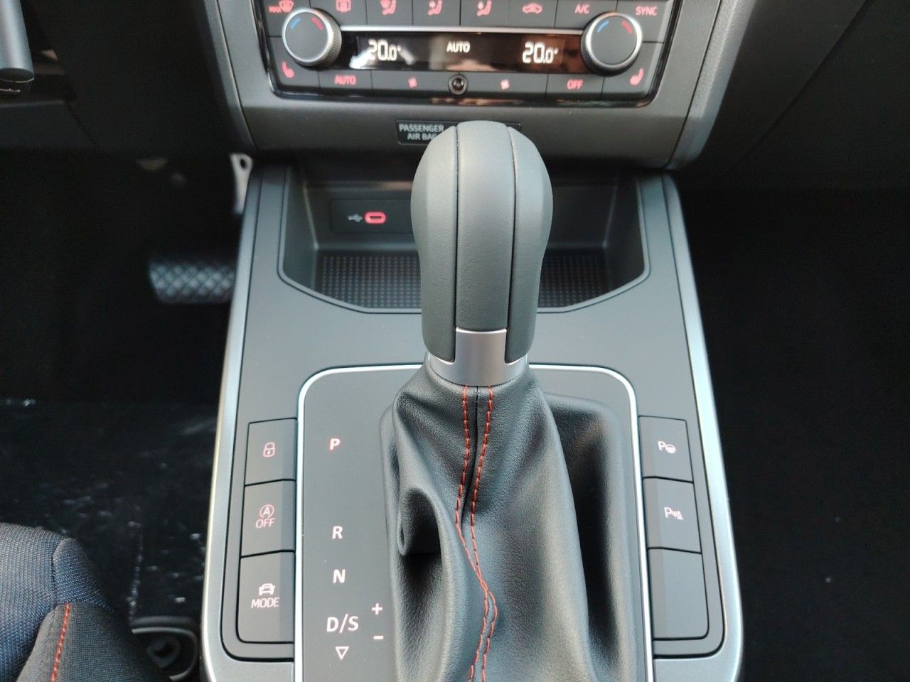 Fahrzeugabbildung SEAT Arona FR TSI DSG Black Edition AHK
