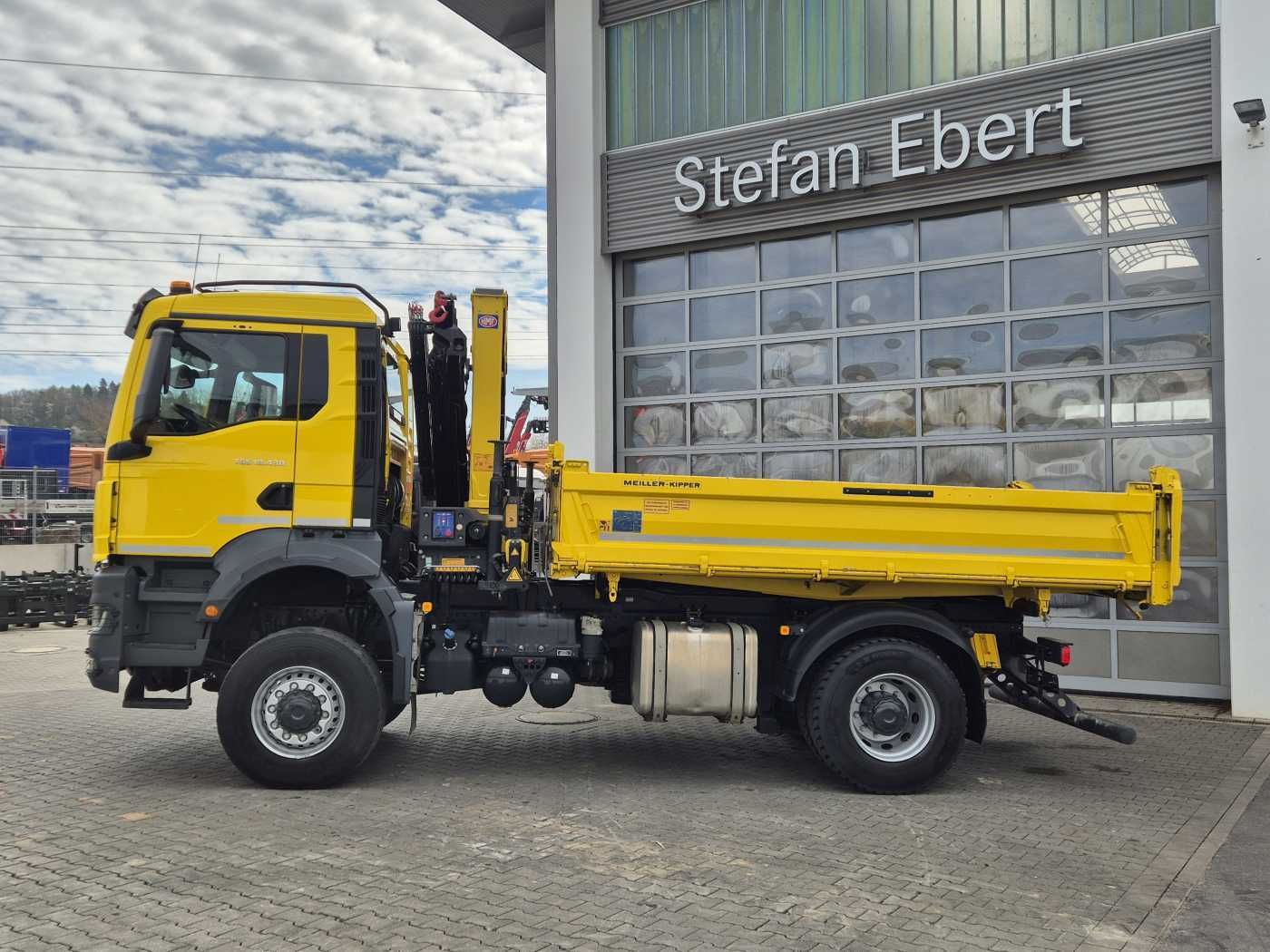 Fahrzeugabbildung MAN TGS 18.430 4x4 BL Kran HMF 1130K-RCS Funk AHK