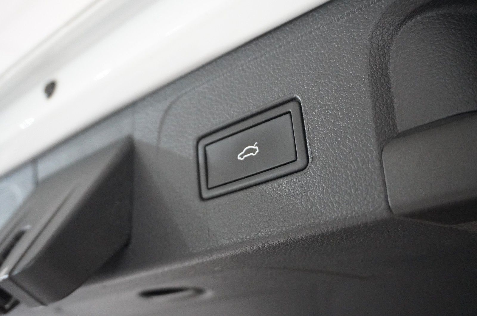 Fahrzeugabbildung Volkswagen Passat VARI. 2.0D R-LINE 4M NAVI/LED/KAMERA/AHK