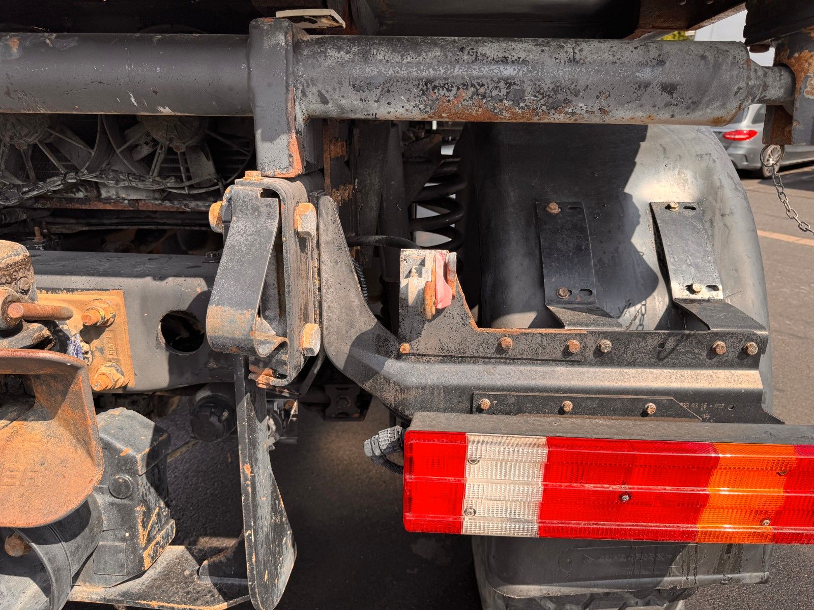 Fahrzeugabbildung Mercedes-Benz Unimog U300 4x4 Vario-Pilot