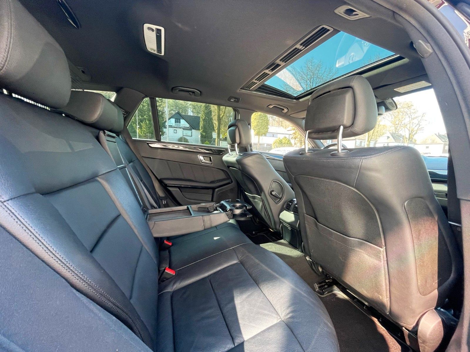 Fahrzeugabbildung Mercedes-Benz E 300 T CDI 7G AUT**AMG**LEDER NAVI GLASSD XENON