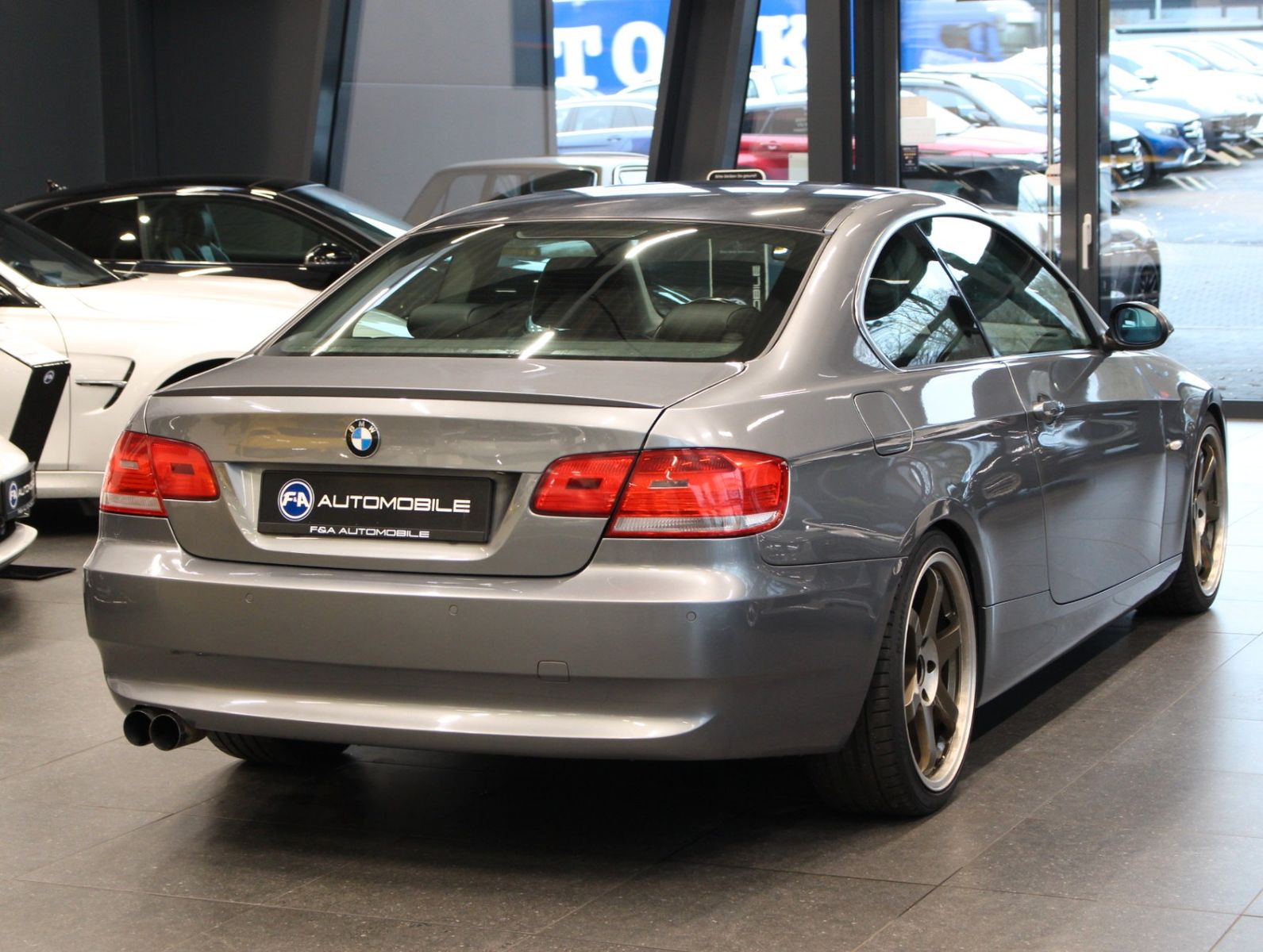 Fahrzeugabbildung BMW 325i Coupe Lagerschaden