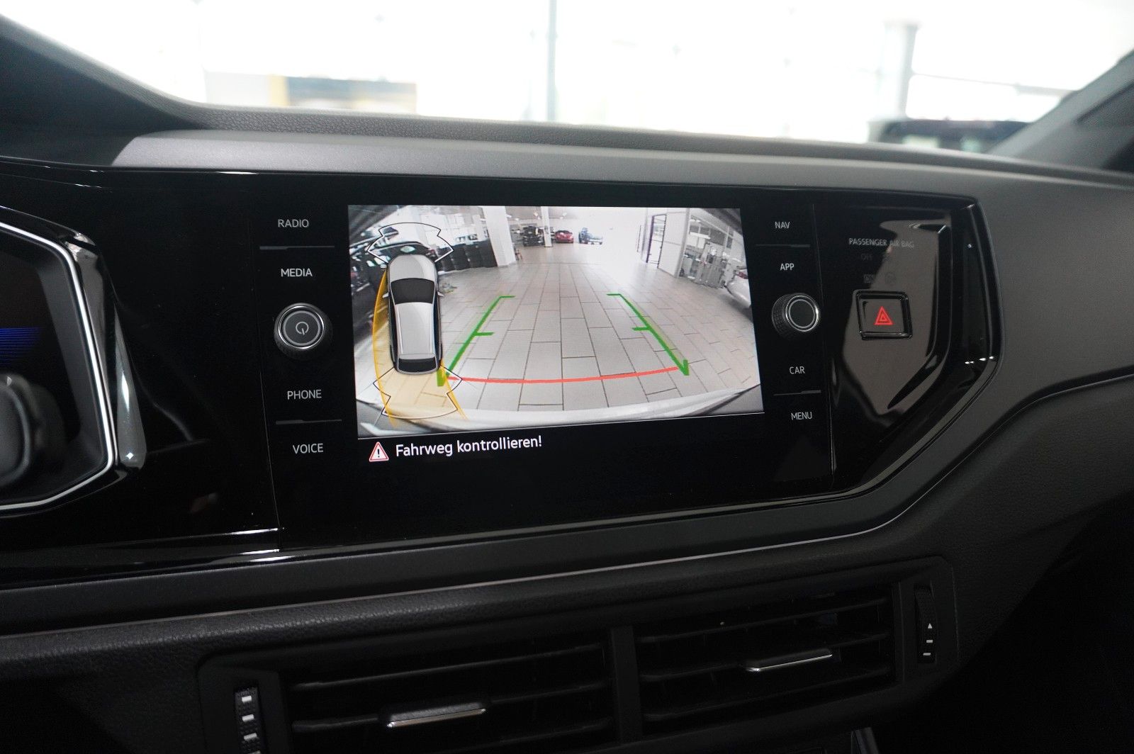Fahrzeugabbildung Volkswagen Taigo 1.0 TSI R-LINE NAVI/LED/KAMERA/SPORT/DAB+