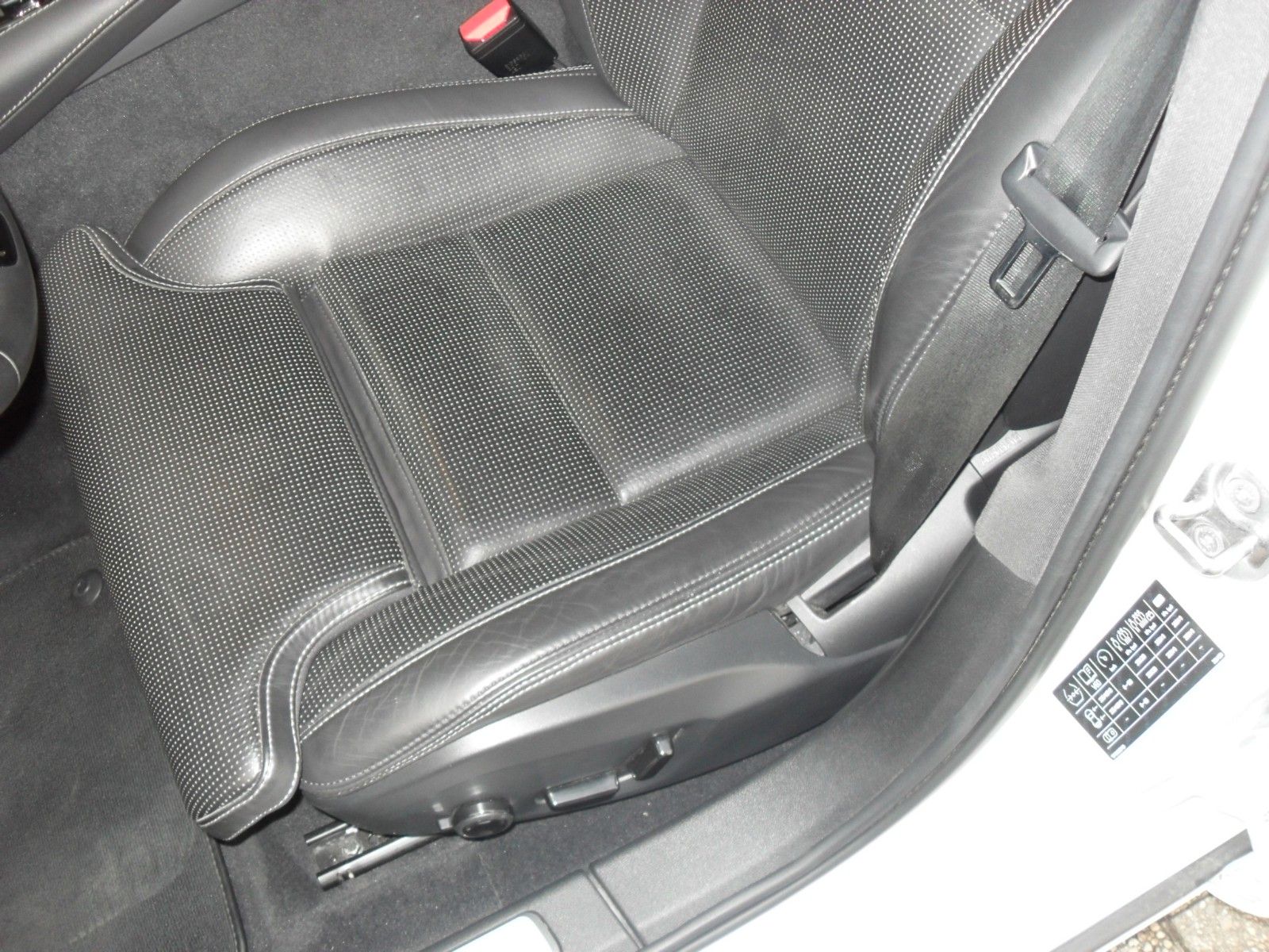 Fahrzeugabbildung Volvo V60 T8 R Design | AWD