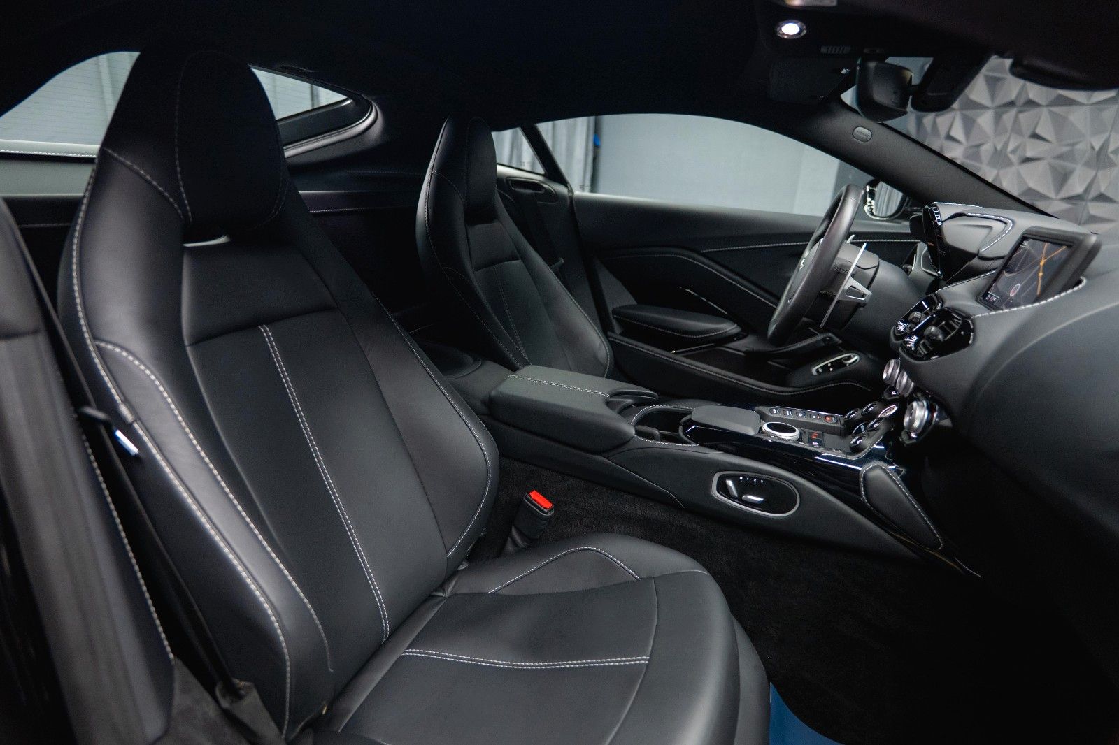 Fahrzeugabbildung Aston Martin V8 Vantage 4.0 V8 DB11 Coupe *1.Hand*360*Memory*