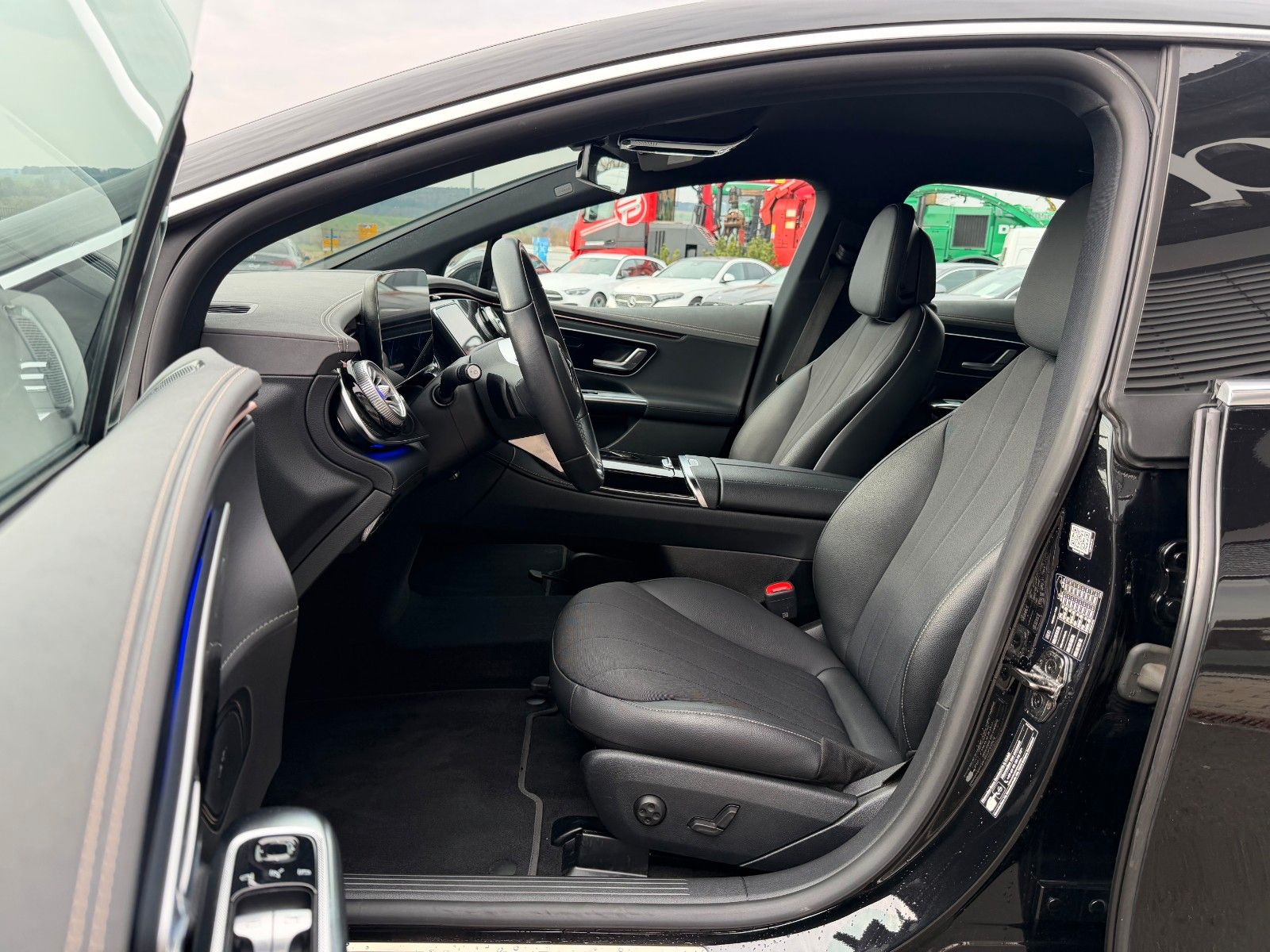 Fahrzeugabbildung Mercedes-Benz EQE 300 Avantgarde+AHK+RFK+Ambiente+HaLenkung