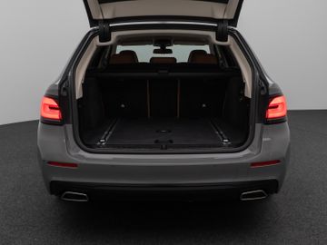 Fahrzeugabbildung BMW 520d Kamera HUD DAB Lenkrhzg Massage AHK Alarm