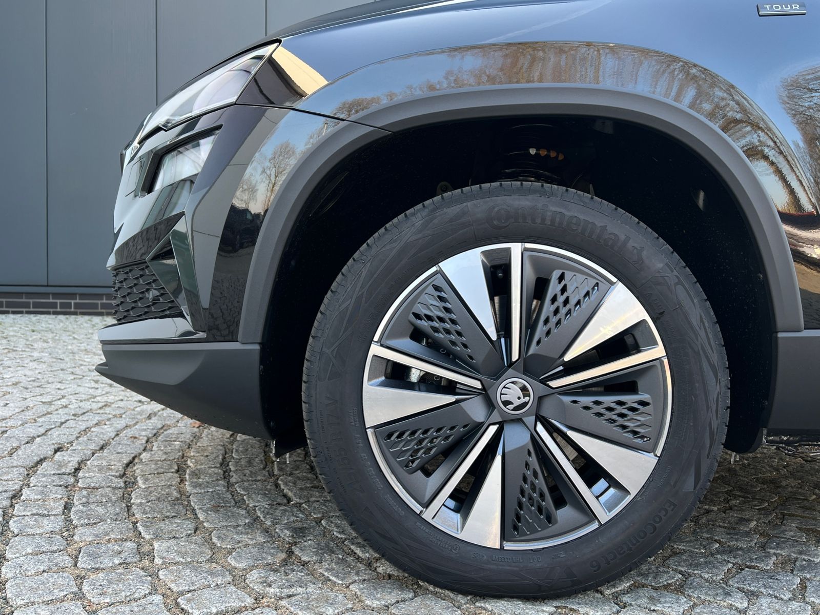 Fahrzeugabbildung SKODA Karoq Tour 1.5 TSI DSG *AHK, 17" LM-Felge, Navi,