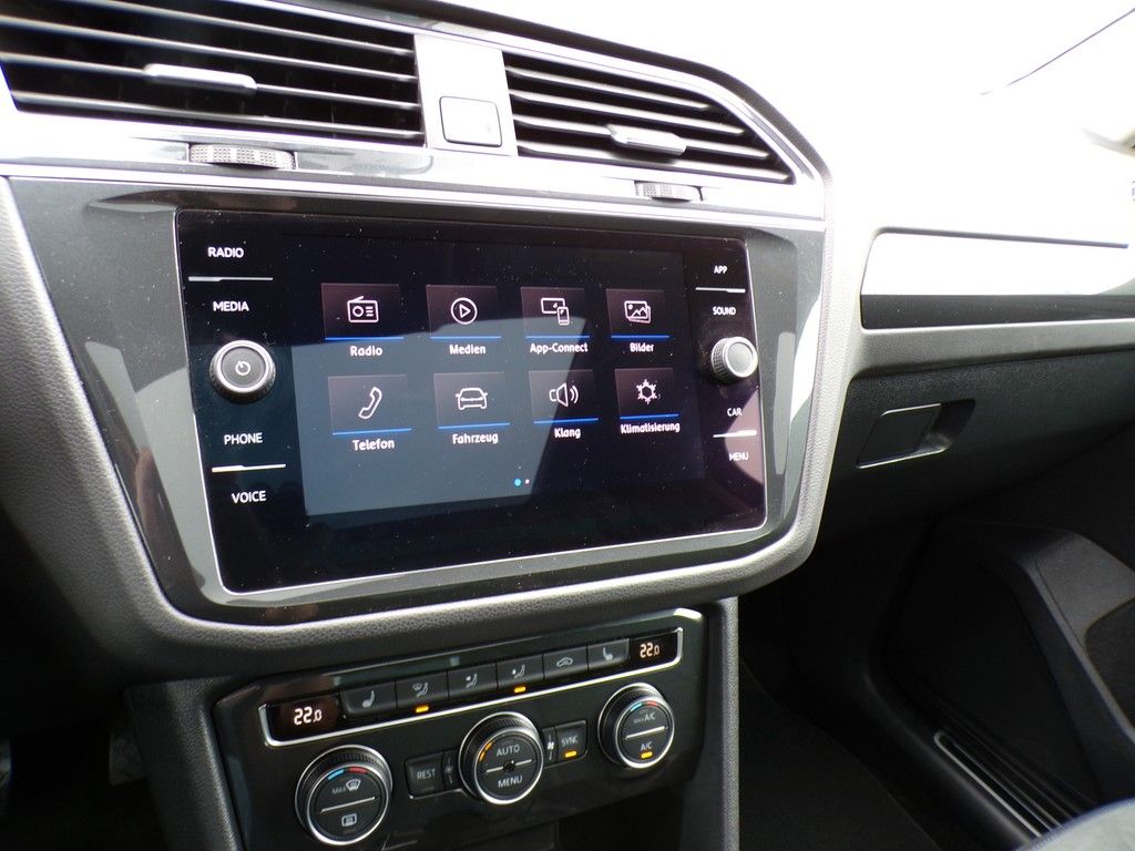 Fahrzeugabbildung Volkswagen Tiguan 1,5 TSI DSG Highline *R-Line*Pano*LED*ACC