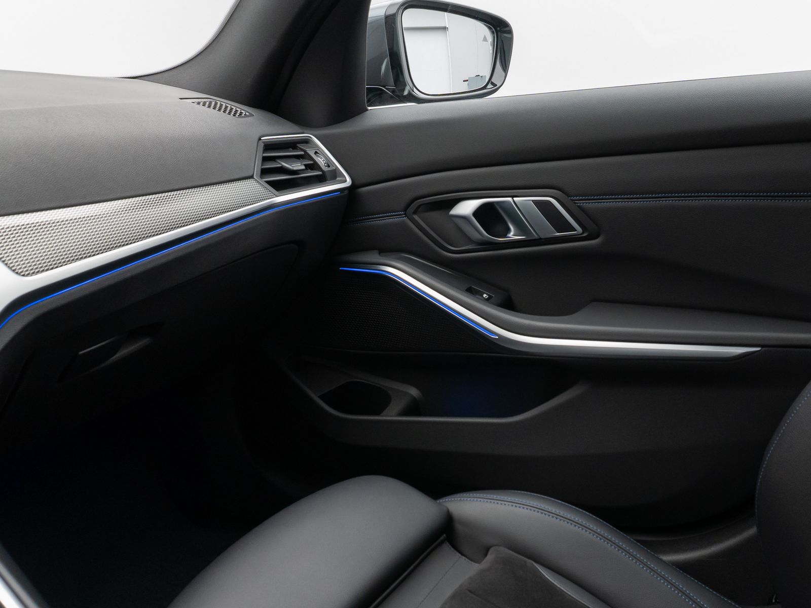 Fahrzeugabbildung BMW 330i xD M Sport Kamera Laser HUD DAB Komfort 19"