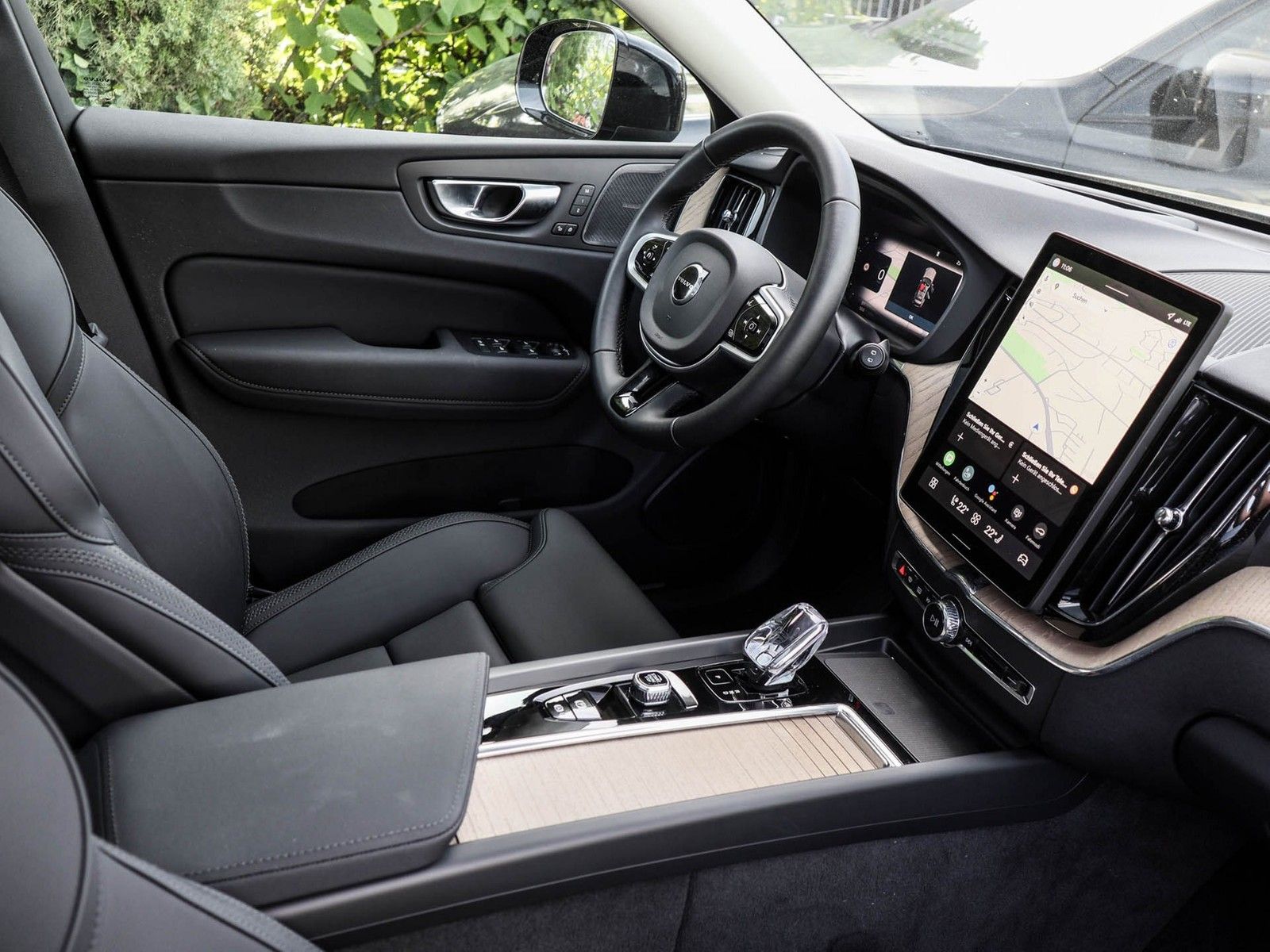 Volvo XC60 B5 Aut. Plus Dark AWD Navi*PDC*LED imagem 3