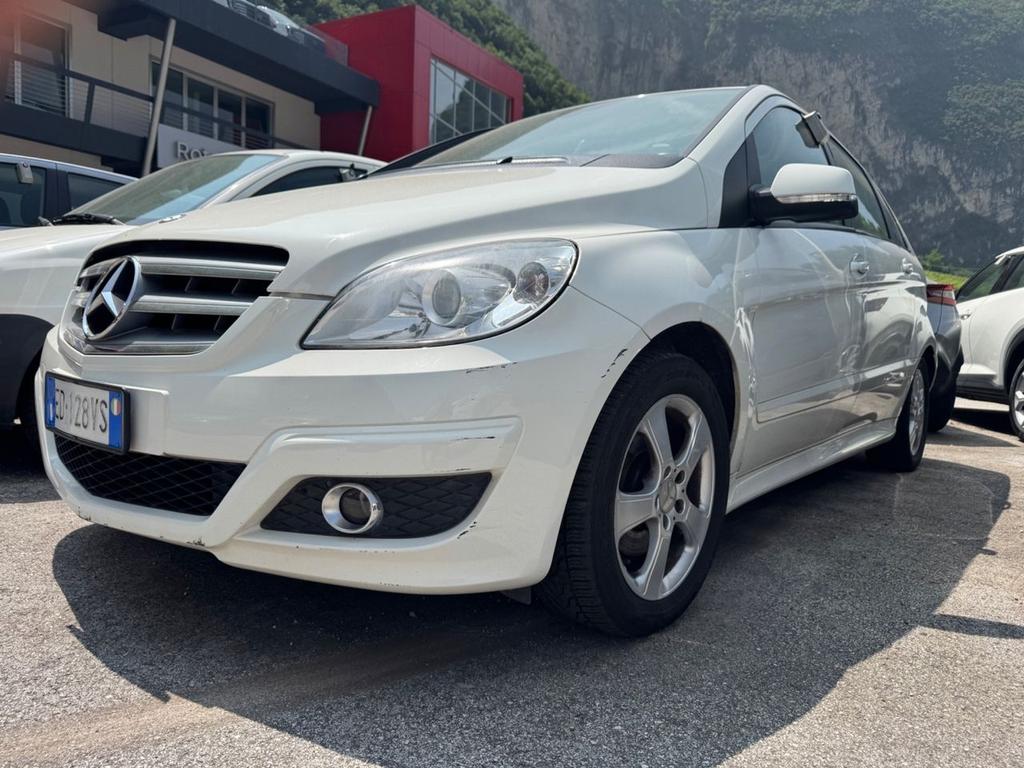 Mercedes-Benz B 180