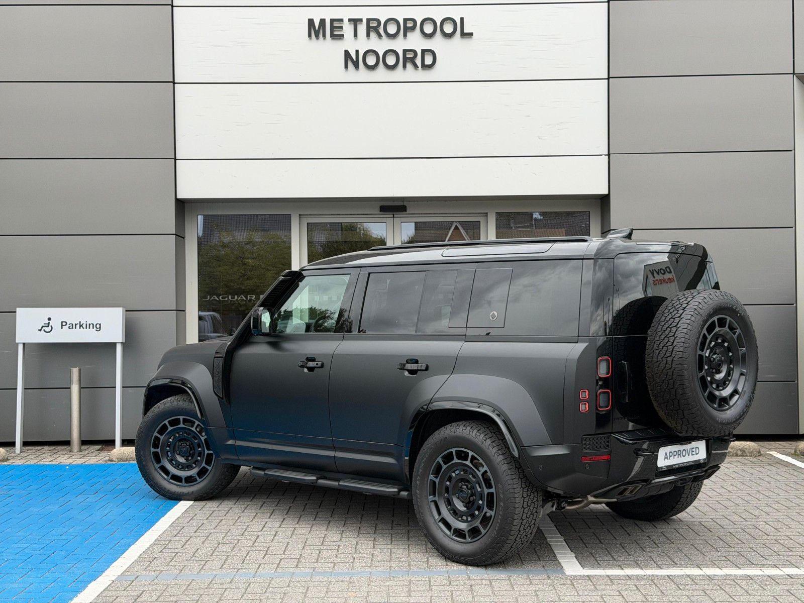 Land Rover Defender 110 OCTA Black imagem 2