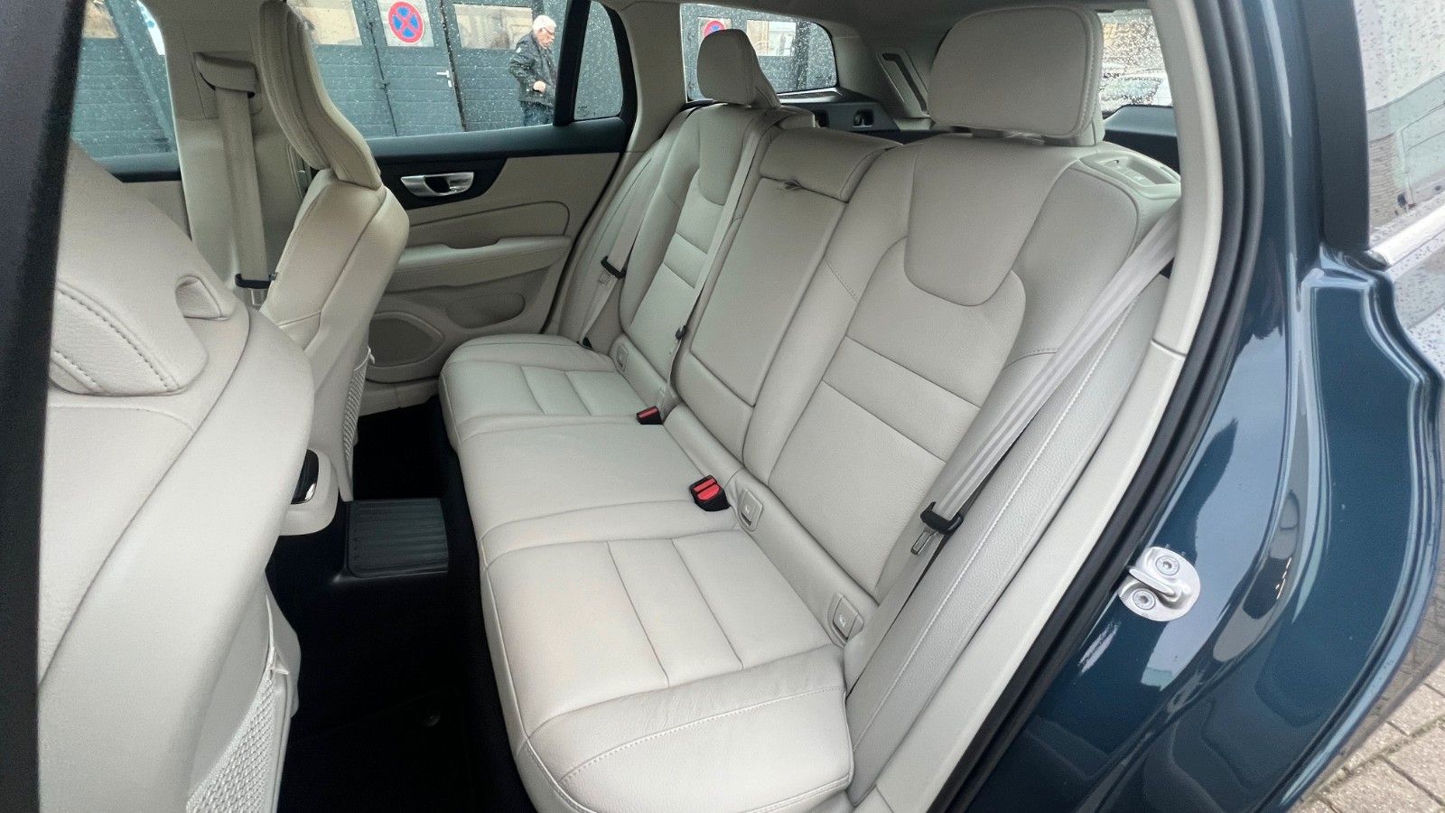 Fahrzeugabbildung Volvo V60 T6 PHEV AWD Essential *Leder*PDC*LHZG*