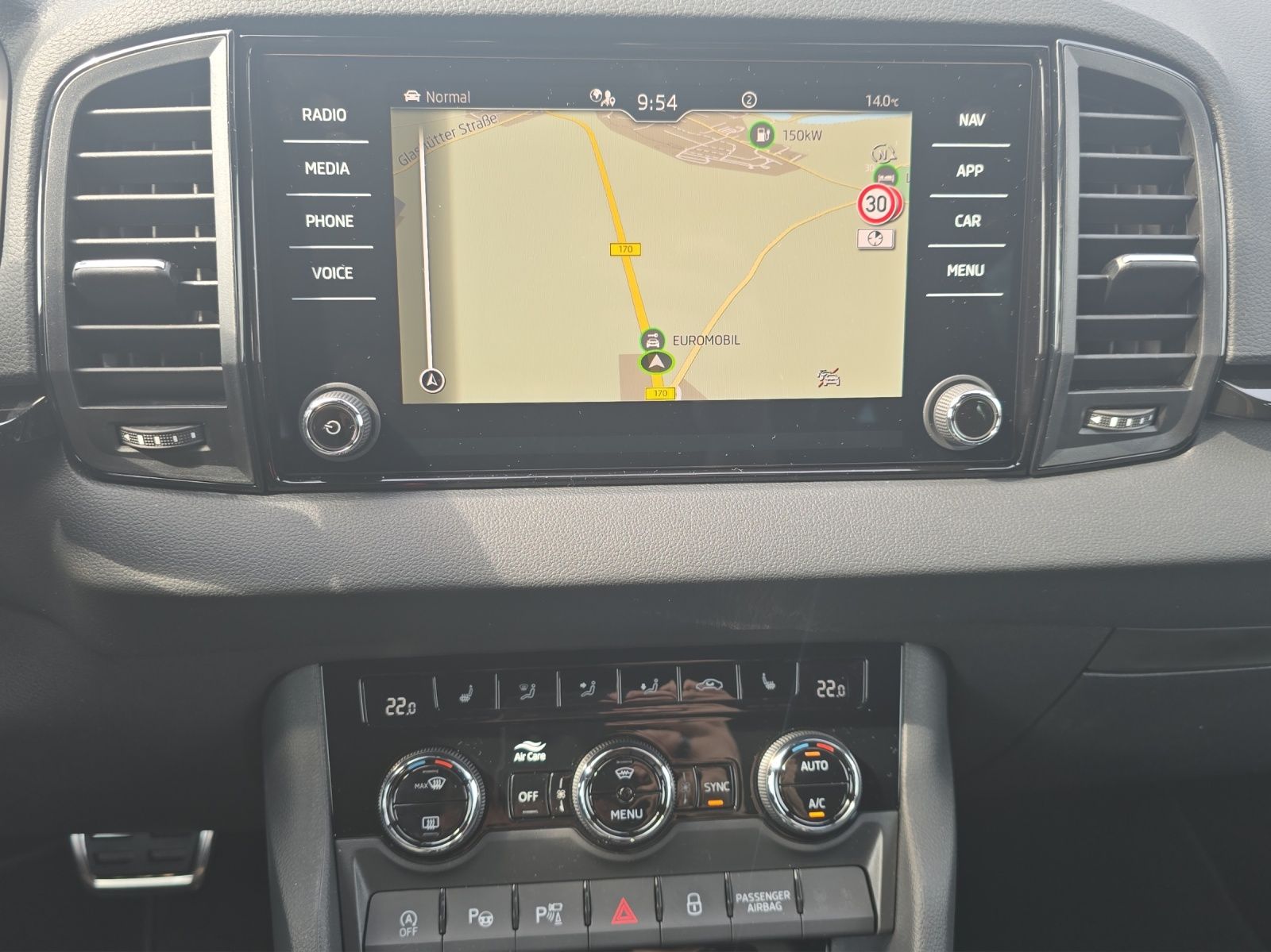 Fahrzeugabbildung SKODA Karoq Sportline 1.5 TSI DSG AHZ MATRIX NAVI ACC