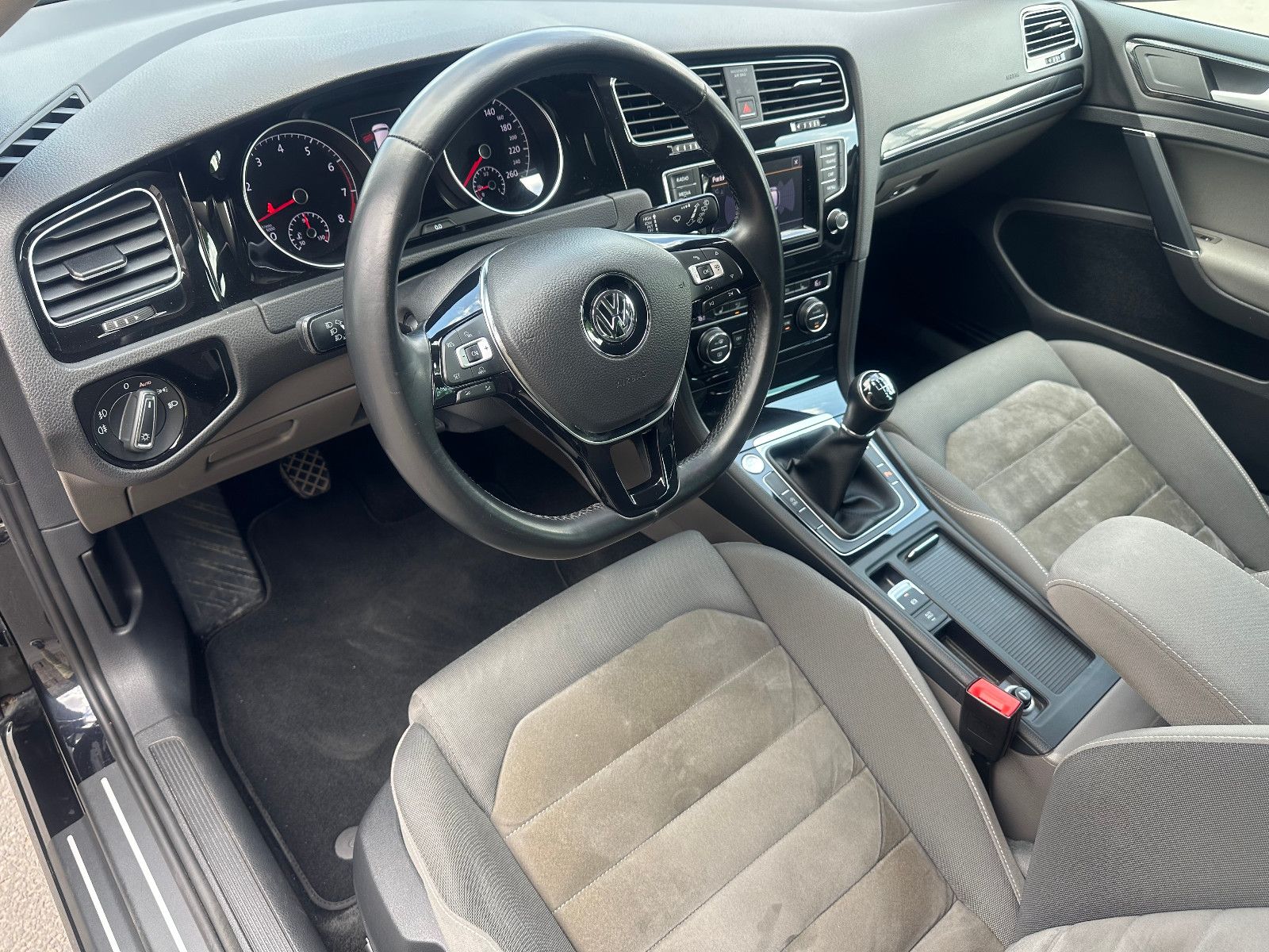 Fahrzeugabbildung Volkswagen GOLF VII R LINE+HIGHLINE BMT