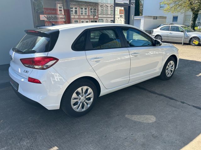 Fahrzeugabbildung Hyundai i30 + NaviZB+Klima+Allwetter+BT+Tempomat+USB+LED