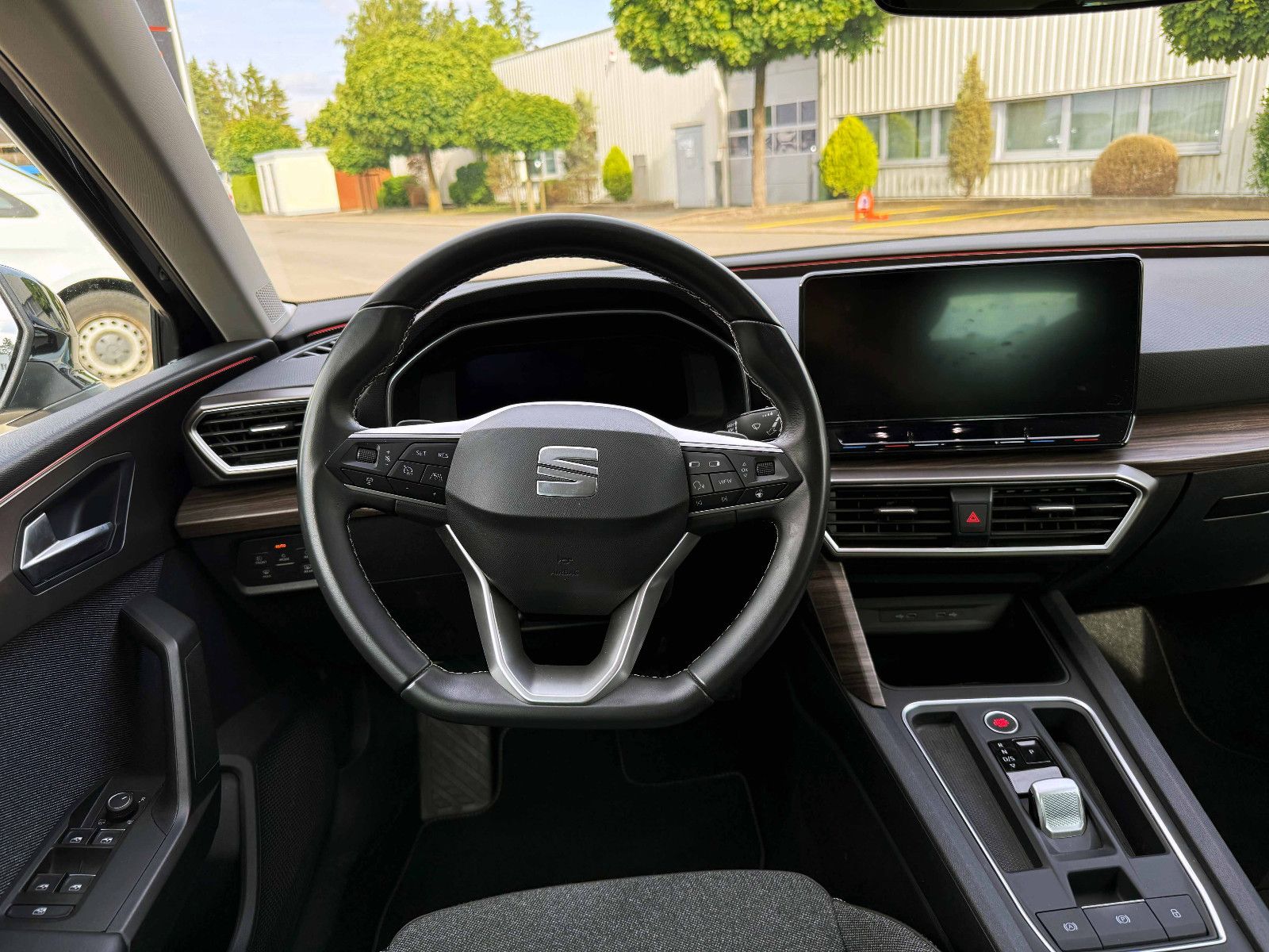 Fahrzeugabbildung SEAT Leon Xcellence 1.5TSI LED ACC KAM PDC AHK SHZ BT