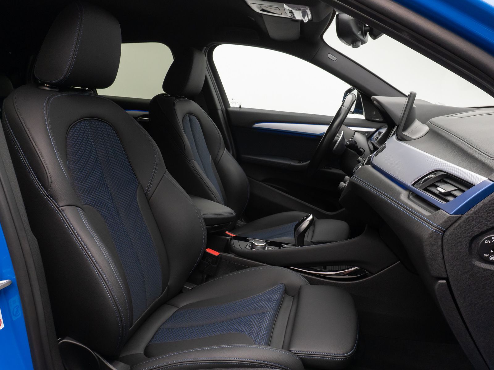 Fahrzeugabbildung BMW X2 M35i Kamera HUD DAB H/K Navi+ Alarm 19Zoll