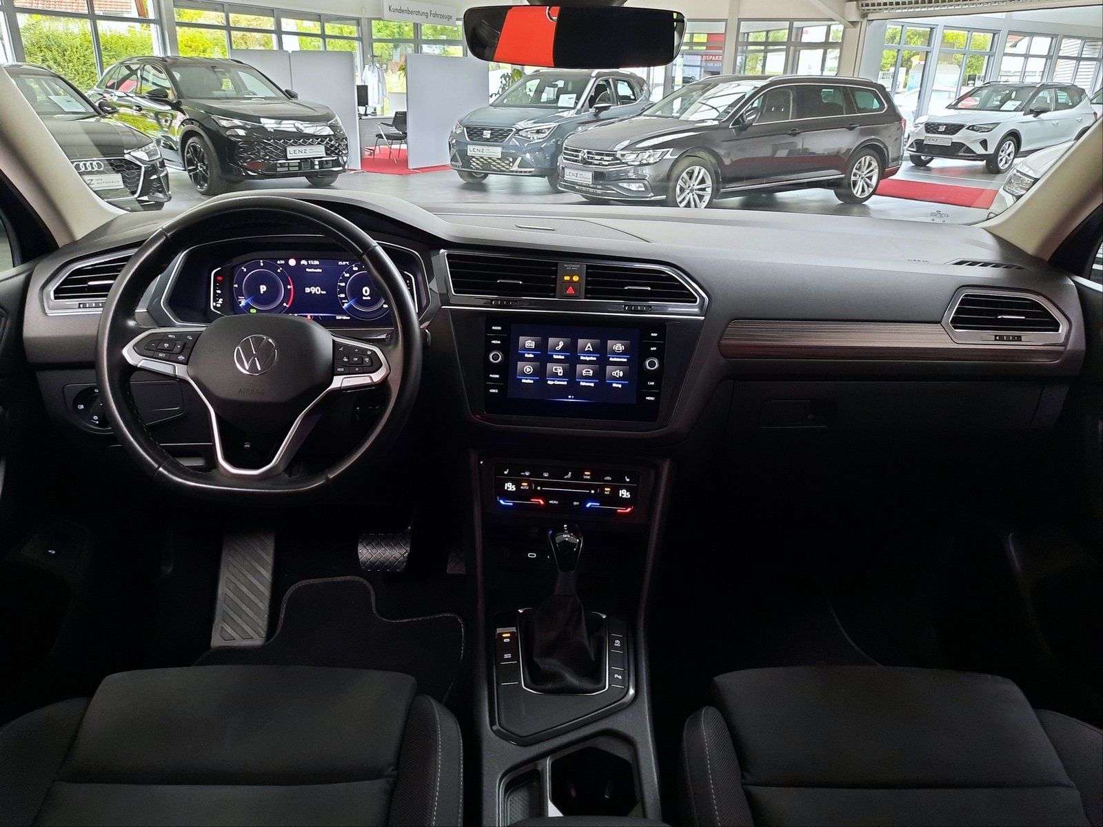 Fahrzeugabbildung Volkswagen Tiguan Allspace Life TDI DSG *AHK*Navi*LED*PDC*