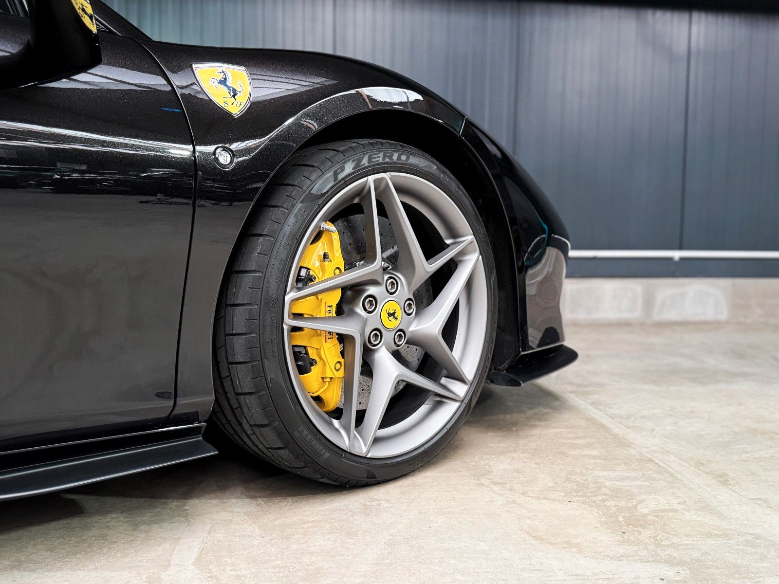 Fahrzeugabbildung Ferrari F8 Spider + Nero Daytona + Carbon + Lift + Garan