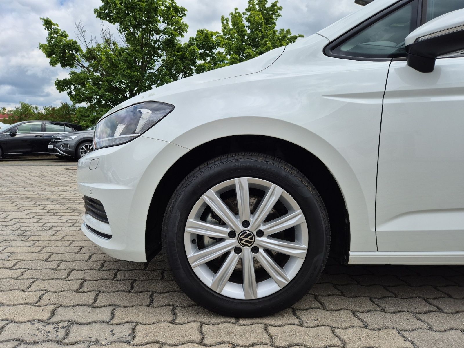 Fahrzeugabbildung Volkswagen Touran TSI Move 7-Si AHK Navi AID ACC PDC SH LM