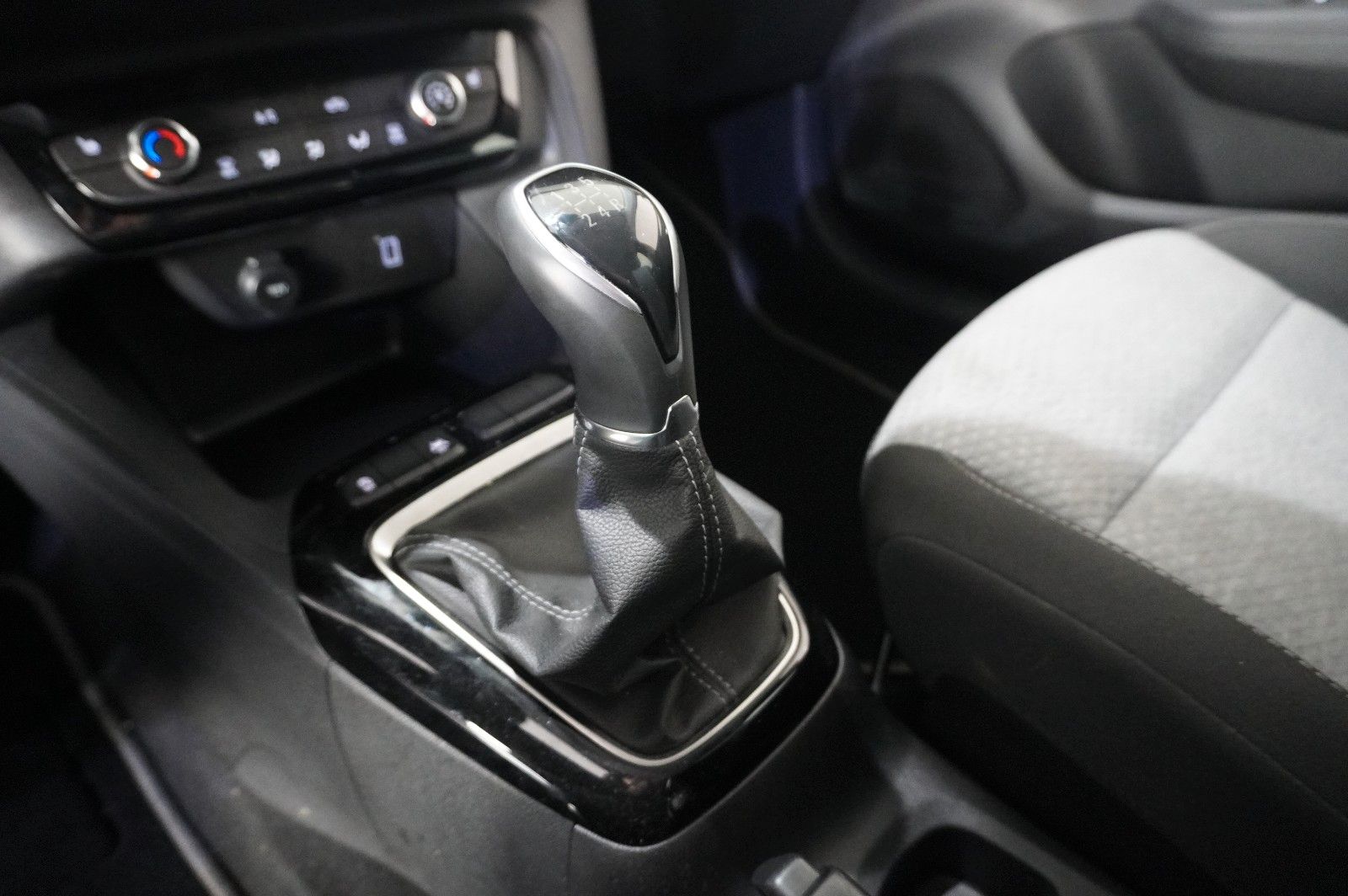 Fahrzeugabbildung Opel Corsa F 1.2 FACELIFT NAVI/LED/KAMERA/VIRT/SH/DAB