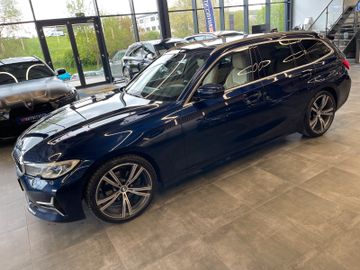 BMW 320 Touring  d xDrive Luxury Line *HUD*PANO*ACC*
