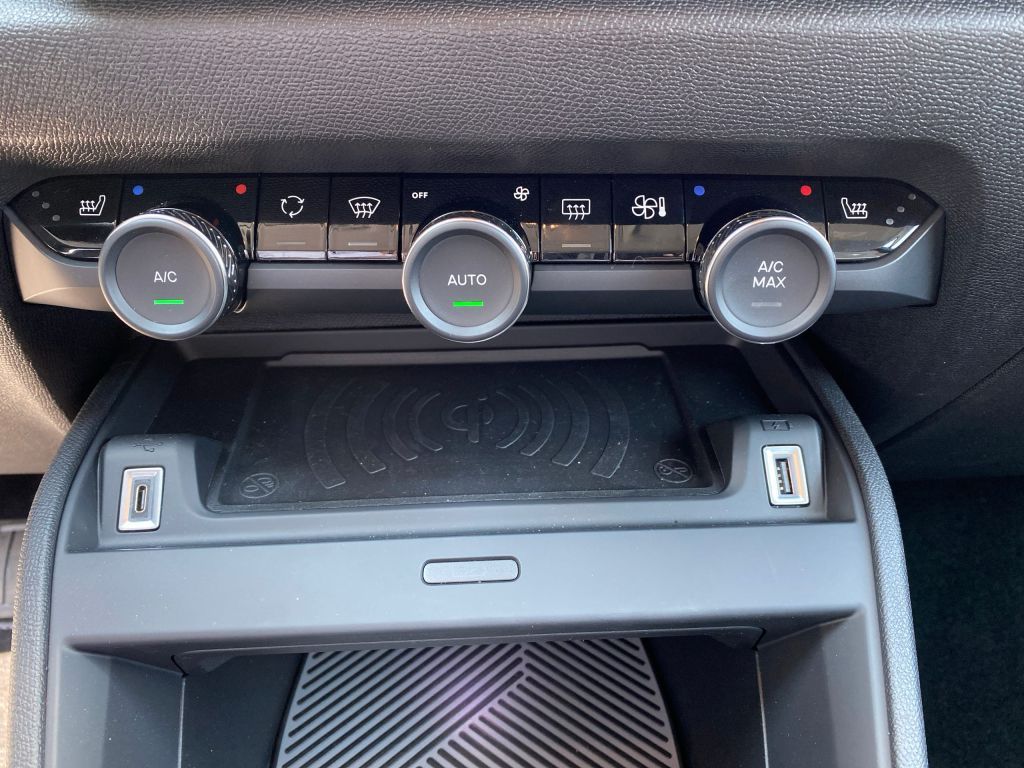 Fahrzeugabbildung Citroën e-C4 Elektro 156 MAX *Cam*Technopak*11 kW*Navi*