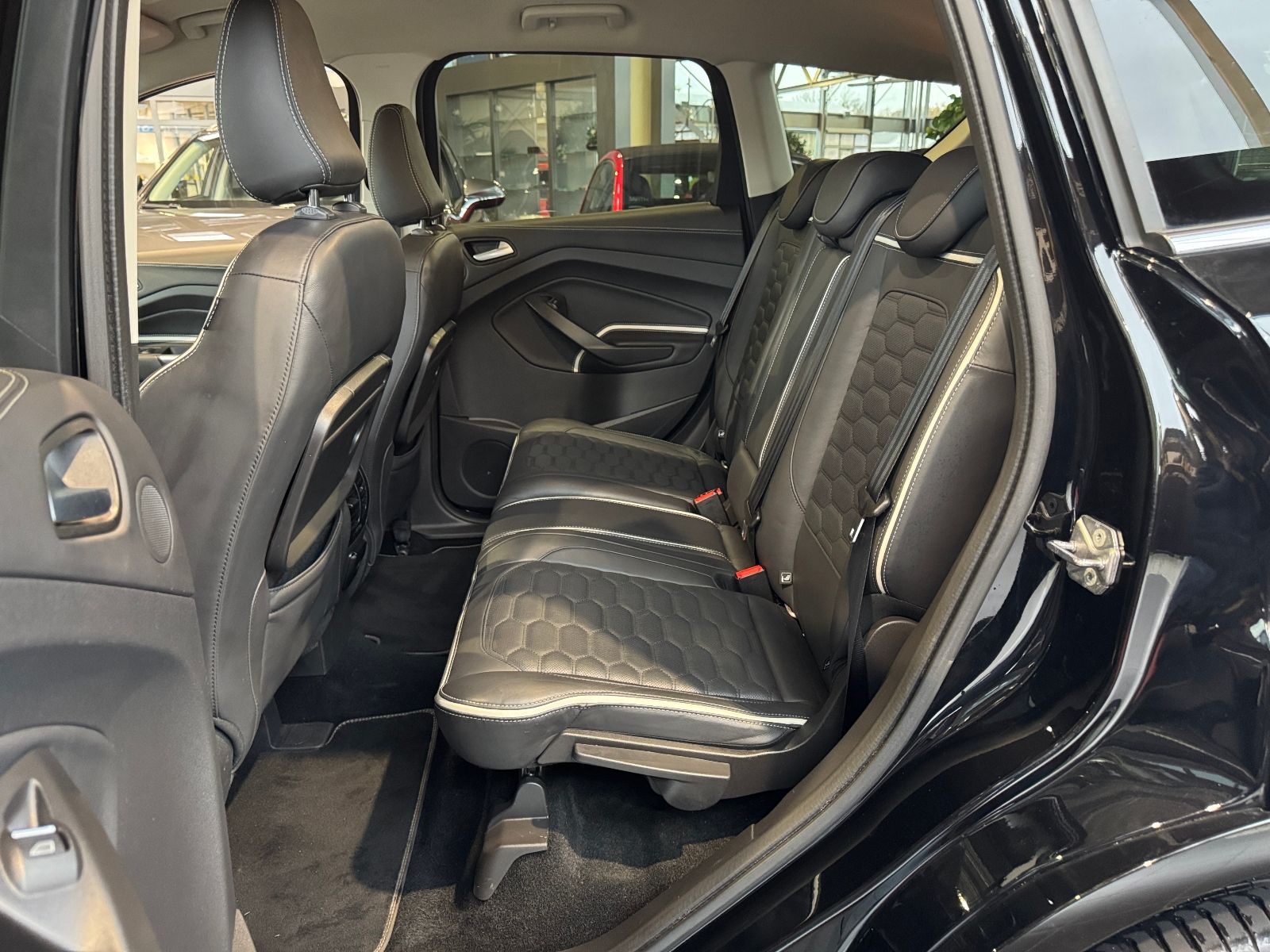 Fahrzeugabbildung Ford Kuga Vignale Allrad ACC BI-XEN NAV RFK SHZ 19"