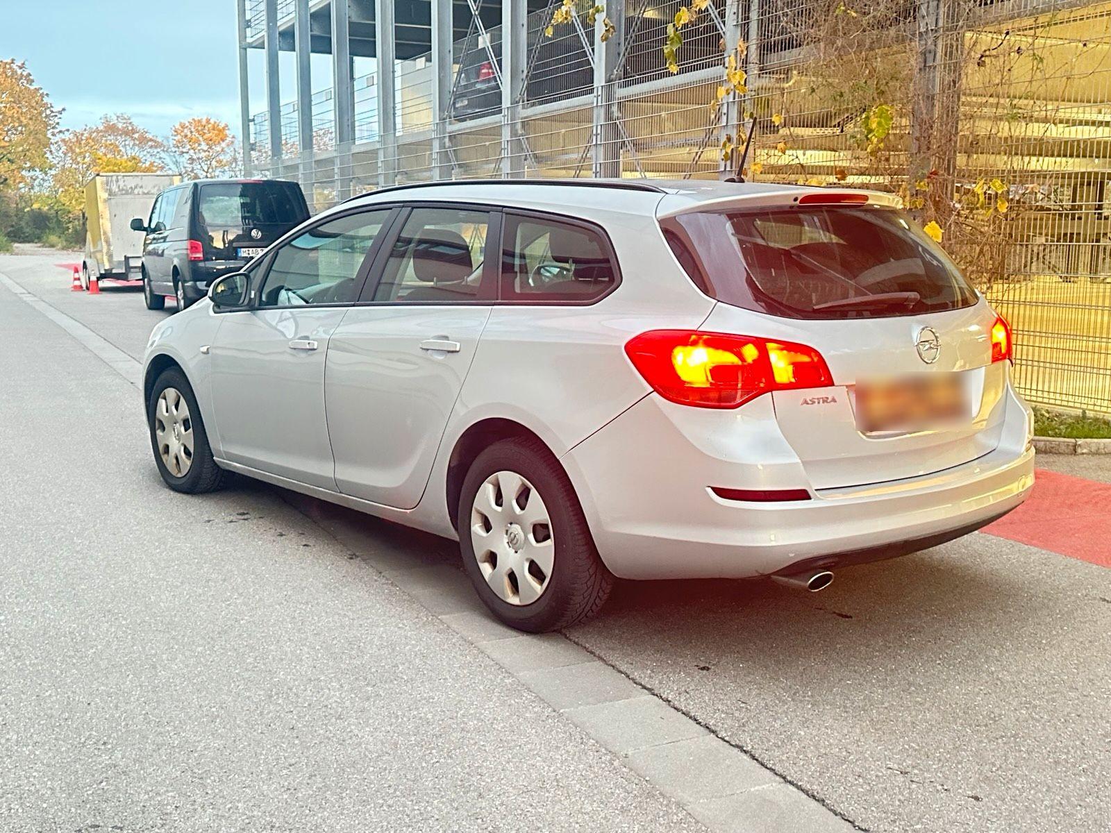Opel Astra 2011 — двигун 140 HP (103kW)