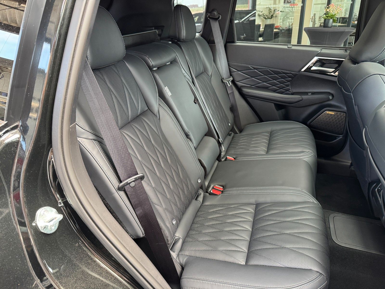 Fahrzeugabbildung Mitsubishi Outlander 2.4PLUG-IN HYBRID 4WD BLACK