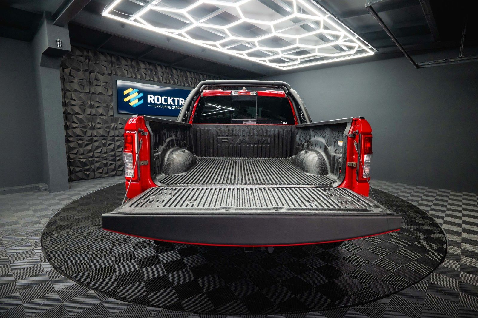 Fahrzeugabbildung Dodge RAM 5.7 V8 HEMI 4x4 OFFROAD Night-Paket *LED*19%