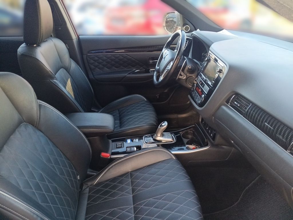 Fahrzeugabbildung Mitsubishi Outlander PHEV 2.4 TOP 4WD Navi Leder SD ACC